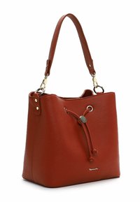 Borsa a secchiello rossa in pelle con finitura testurizzata, chiusura a cordoncino e una sola tracolla. Presenta dettagli in metallo color oro.