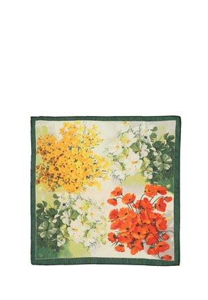 Kwadratowa chustka z zielonym obramowaniem, ozdobiona nadrukami żółtych, białych i czerwonych kwiatów z zielonymi liśćmi na jasnym tle.