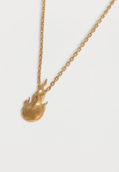 Χρυσό κολιέ με μενταγιόν σε σχήμα στιλιζαρισμένης φλόγας σε λευκό φόντο.