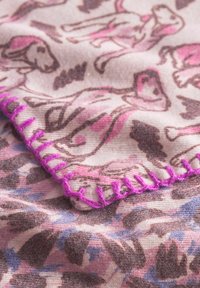Écharpe tissée avec un imprimé animal rose, marron et lavande. Bordure rose cousue et tissu doux et texturé.