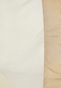 Blanding av bomull og polyester med en myk, lys beige kant og en jevn, kremfarget midtdel; minimalistisk design uten mønstre eller aksenter.