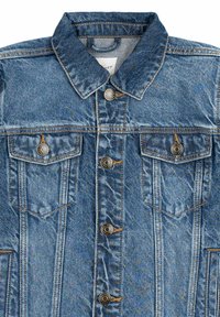 Svetlo modra denim jakna z klasičnim ovratnikom, srebrnimi gumbi, dvema žepoma na prsih in vidnimi šivi. Gladka tekstura po celotni površini.