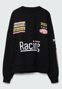 Sudadera negra de mangas largas, con escote redondo, que presenta varios parches coloridos y texto, incluyendo "Racing" en acentos blancos y rojos.