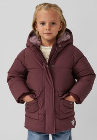 Burgundia puffer-jakk, millel on kapuuts, pehme lilla vooder, nööbid ees ja kaks eesmist taskut. Accent südame logo helmel.