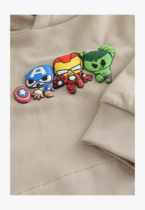 Beige színű pulóver, melyet három színes figura jelvény díszít: Captain America, Iron Man és Hulk. Simább anyag, bordázott mandzsetták.