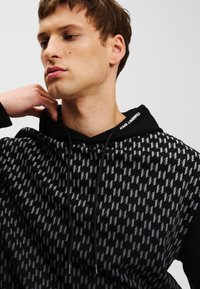 KARL LAGERFELD MONOGRAM DEGRADÉ - Mikina s kapucňou - black