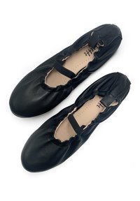 Ballerine in pelle nera con punta arrotondata, bordi elastici e una singola fascetta elastica sul collo del piede. Texture liscia e design minimal.