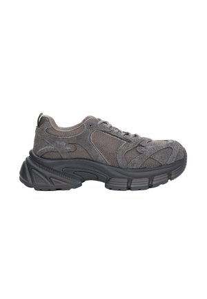 Grauer Sportschuh mit Obermaterial aus Veloursleder und Mesh, schwarzer dicker gepolsterter Sohle und Schnürverschluss, in linker Seitenansicht auf weißem Hintergrund gezeigt.