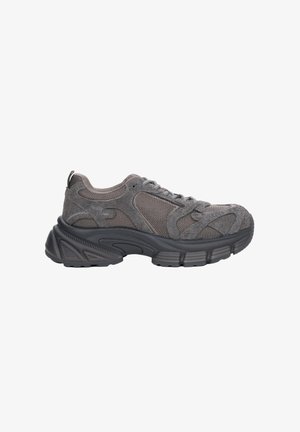 Grauer Sportschuh mit Obermaterial aus Veloursleder und Mesh, schwarzer dicker gepolsterter Sohle und Schnürverschluss, in linker Seitenansicht auf weißem Hintergrund gezeigt.