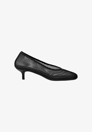 Zwarte damespomp met mesh, lage hak, afgeronde neus en slanke kittenhak van 5 cm, zijaanzicht op witte achtergrond.