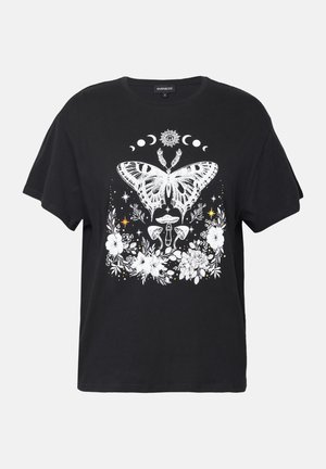 T-shirt en coton noir à manches courtes avec un graphique de papillon blanc entouré de motifs floraux et d'éléments célestes.