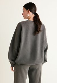 Next RELAXED FIT CALIFORNIA LONG SLEEVE GRAPHIC - Collegepaita - charcoal grey