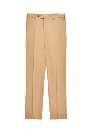 Pantalones beige de pierna recta con pliegues frontales, trabillas para cinturón, bolsillos laterales y cierre con botón en la cintura.