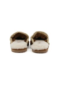 Pantofole in shearling marrone con un morbido interno in pelliccia bianca, dettagli intrecciati beige sul retro e una suola in gomma testurizzata per una migliore aderenza.