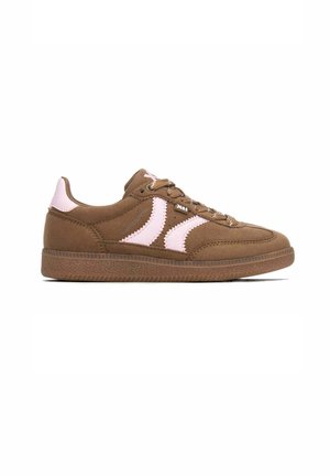 Zapatilla de ante marrón con rayas laterales rosas, lengüeta rosa en el talón y suela de goma marrón, mostrada de lado sobre un fondo blanco.