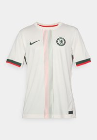 Maglia da calcio bianca a maniche corte, con accenti verdi e rossi sui polsini e sul colletto, stemma centrale e strisce verticali colorate. Logo Nike presente.