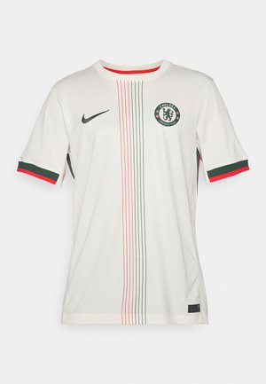 Bela nogometna majica s kratkimi rokavi, z zelenim in rdečim poudarkom na manšetah in ovratniku, osrednjim grbom in navpičnimi barvnimi črtami. Prikazan je Nike logotip.