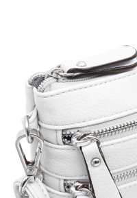 Borsa in pelle bianca testurizzata con metalleria argentata, dotata di molteplici cerniere e un gancio. Design compatto e di forma rettangolare.