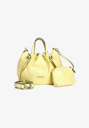 Geel leren handtas met een gerimpeld ontwerp, zwarte accenten en gouden hardware. Inclusief een afneembare schouderband en een klein tasje.