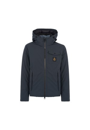 Giacca isolante blu navy con cappuccio, chiusura con zip e tasche laterali. Presenta una tasca sul petto con un patch logo. Tessuto esterno liscio e fodera morbida.