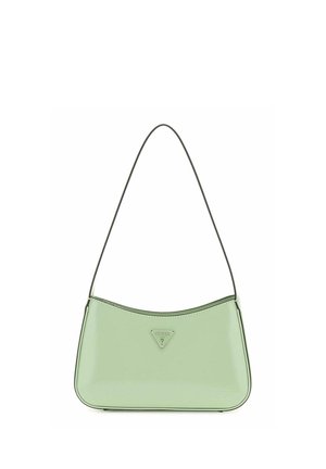 Sac à main rectangulaire vert clair avec une fine bandoulière et une plaque triangulaire avec le logo Guess au centre devant.