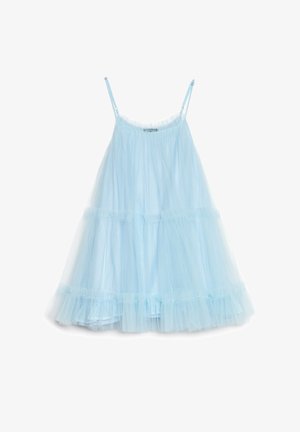 Jasnoniebieska sukienka z szyfonu z cienkimi ramiączkami, warstwowymi falbanami i marszczonym dołem. Miękka faktura, zwiewny fason i przejrzysty wygląd.