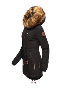 Czarna parka z futrzanym kapturem, wieloma przednimi kieszeniami, regulowanym ściągaczem w talii oraz brązowymi skórzanymi akcentami.