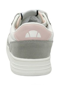 Sneaker bianco con un accento in suede rosa sul tallone. Presenta un pannello in suede grigio testurizzato e una suola in gomma bianca con righe orizzontali.