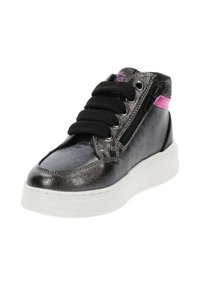 Sneaker alta grigia metallizzata con lacci neri, cerniera laterale e dettaglio rosa. Finitura testurizzata e suola in gomma bianca.