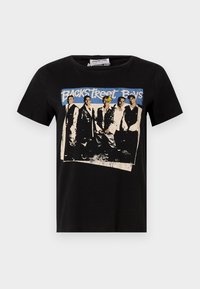 T-shirt en coton noir avec un imprimé graphique vintage d'un groupe avec le texte "Backstreet Boys" en bleu, bords usés. Manches courtes.