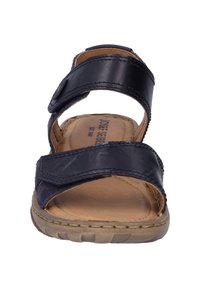 Námořnické modré kožené sandály s širokými horními popruhy a nastavitelným uzavíráním na suchý zip. Texturovaná stélka a gumová podrážka se vzorem pro lepší přilnavost.