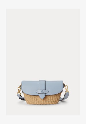 Geantă mică de umăr cu bază țesută din paie, clapetă din piele bleu, accesorii aurii și curea de umăr reglabilă.