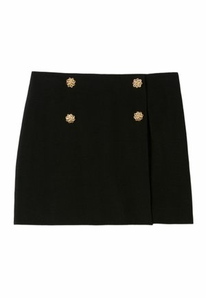 Mini-jupe noire avec un design croisé, ornée de boutons floraux dorés à l'avant, fabriquée dans un tissu lisse.