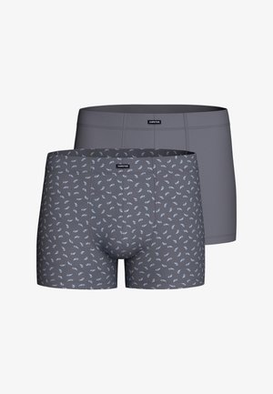 Zwei Paar graue Herren-Boxershorts, eines einfarbig grau und eines mit einem hellgrauen Paisley-Muster, beide mit "Impetus"-Logos am Bund.