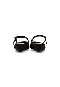 Sandali con tacco in pelle scamosciata nera, con cinturini alla caviglia e punte arrotondate. Presentano un piccolo tacco a blocco e una superficie testurizzata per una maggiore aderenza.