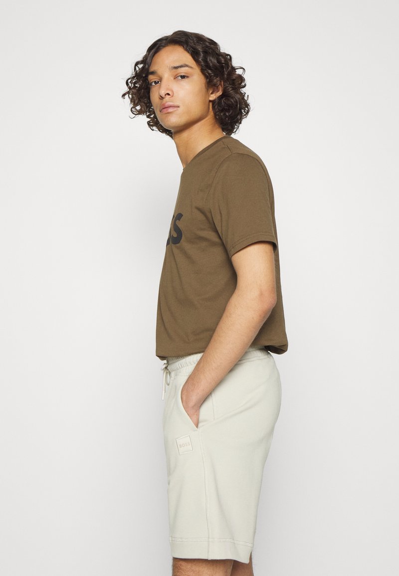 Herren Trainingsanzüge | BOSS SEWALK Shorts light beige/beige - DH32673 Herren Trainingsanzüge | BOSS SEWALK Shorts light beige/beige - DH32673