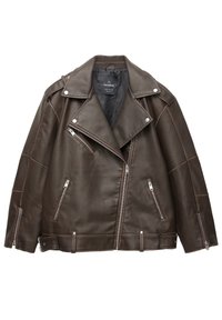 Braune Kunstleder-Bikerjacke mit breiten Revers, silbernen Reißverschlüssen an Taschen und Ärmeln sowie verstellbaren Gürtelschlaufen am Saum.