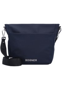 Borsa a spalla blu navy realizzata in nylon morbido, con una tasca frontale, hardware argento e una tracolla nera regolabile con dettagli del logo.