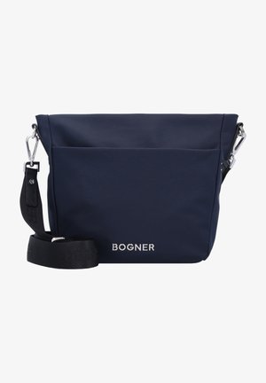 Bolso de hombro azul marino fabricado en nylon suave, con un bolsillo frontal, herrajes plateados y una correa negra ajustable con detalles del logo.