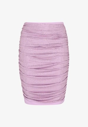 Růžová sukně s řasením vyrobená z hladké tkaniny, zdobená malými kovovými hroty, s přiléhavým střihem a elastickým pasem.