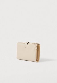 Bézs tárca texturált felülettel, cipzáros záródással és fém csattal ellátott fedéllel. Arany színű díszítésekkel és karcsú profillal rendelkezik.