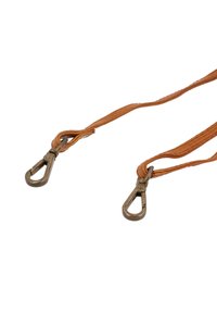 Cintura in pelle marrone con due clip metalliche a ciascun estremità, caratterizzata da una texture liscia e un design semplice. Le clip sono di tonalità argentata.