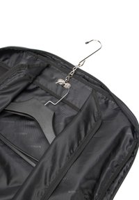 Borsa da abbigliamento nera con zip, dotata di un gancio interno, di una gruccia in legno e di una fodera liscia e lucida contrassegnata con "WITTCHEN."