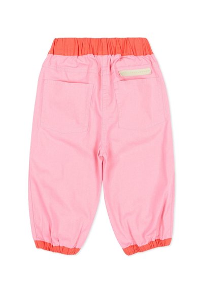 Pantalon rose pour enfants avec une ceinture élastique orange et des poignets assortis, doté de deux poches arrière et d'une petite étiquette beige au-dessus de la poche droite.