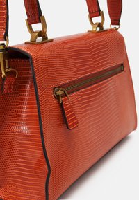 Guess SESTRI HANDLE FLAP - Rankinė - arancione multi