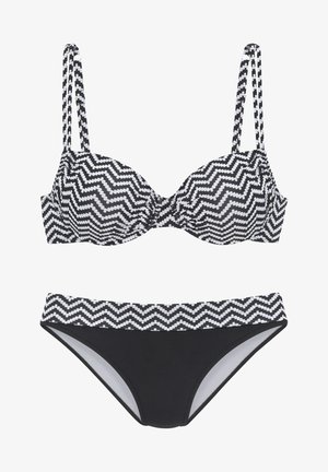 Schwarz-weißer Bikini mit Zickzackmuster. Das Oberteil hat vorgeformte Körbchen mit verstellbaren Trägern; das Unterteil hat einen gemusterten Bund.