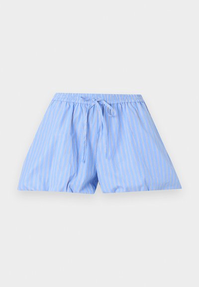 Ανοιχτό μπλε σορτς με λευκές κάθετες ρίγες και ελαστική μέση με δέσιμο κορδονιού στο μπροστινό μέρος.