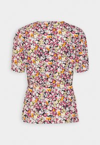 Blouse femme manches courtes avec imprimé floral rose, orange, jaune et blanc sur fond noir, vue de dos.