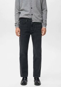 Jeans gris oscuro con un corte recto, hechos de denim, que presentan un diseño clásico de cinco bolsillos y un sutil detalle de costura.