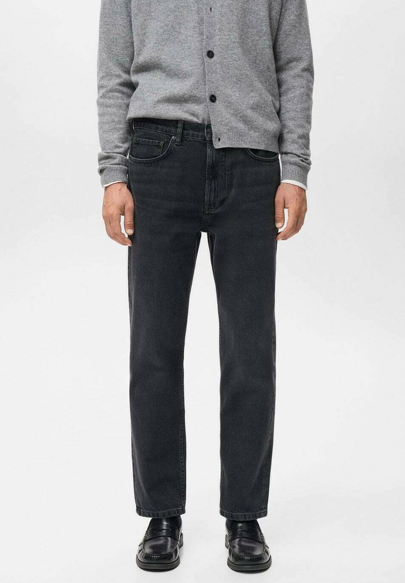 Jeans gris oscuro con un corte recto, hechos de denim, que presentan un diseño clásico de cinco bolsillos y un sutil detalle de costura.